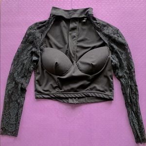 Laced Long sleeves crop top with choker front.